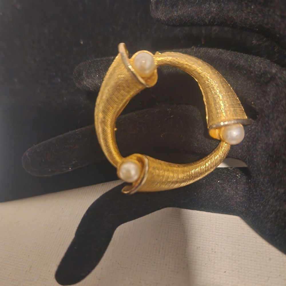 Vintage Gold Tone Faux Pearl Textured Wreath Brooch Pin Circular Design 2 Inch